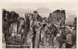 AK Basteibrücke Mit Lilienstein - Bahnhotel Etttrich Rathen (48527) - Bastei (sächs. Schweiz)