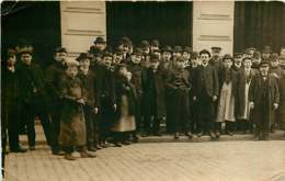 280320 - CARTE PHOTO - Groupe Sortie D' Usine ? Chapeau Melon - Mode