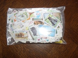 Pochette De 200 Grammes De + De 1450 Timbres Décollés Tous Pays . Thèmes Variés - Lots & Kiloware (min. 1000 Stück)