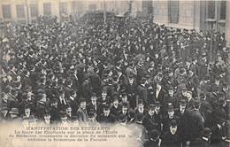 75-PARIS-MANISFESTATION DES ETUDIANTS ,LA FOULE DES ETUDIANTS SUR LA PLACE DE L'ECOLE DE MEDECINE.... - Salud, Hospitales