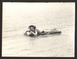 Pretty Bikini Woman Girl  On Air Mattres On Beach  Old Photo 6x9 Cm #25939 - Anonymous Persons