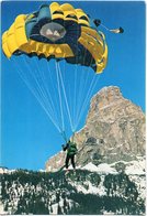 Lancio Di Paracadutisti Della "Squadra Acrobatica" Dell'Esercito - Parachutting