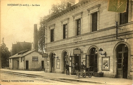 91 DOURDAN LES CABINETS DAME ET HOMME DE LA GARE AVEC PUB CUSENIER - Dourdan