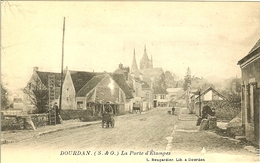 91 DOURDAN A LA PORTE D ETAMPES LE FACTEUR ET SA CHARRETTE A DROITE LE LAVOIR - Dourdan