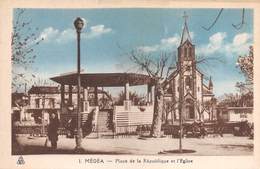 1162 "MEDEA - (ALGERIA) -PLACE DE LA REPUBLIQUE ET L' EGLISE "ANNI40ANIMATA CARTOLINA  ORIGINALE - Medea