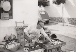 PHOTO - Marchand De Sardines Dans Une Rue - Italie ? - Marchands