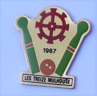 C97 Pin's Bowling Jeu De Quilles Les Treize Mulhouse Alsace Roue Moulin Achat Immédiat - Bowling