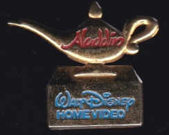 63790- Pin's.geni.lampe D'Aladin..BD.cinema.signé Disney. - Disney