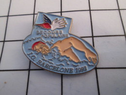 816a Pin's Pins / Beau Et Rare / THEME : SPORTS / NATATION NAGEUR CRAWL J.O. BARCELONE 1992 SECOURS POPULAIRE - Natation