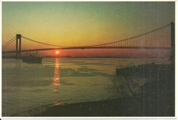 New York City (N.Y., USA) The "Verrazzano - Narrows Bridge" At Sunset - Bruggen En Tunnels