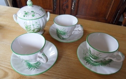 Faïencerie  St Clément - 54 - Lot De 3 Tasses  Avec  Soucoupes Et Sucrier  '' Au Chinois '' Vert Articles Neufs - Kopjes