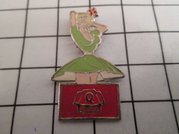 816b Pin's Pins / Beau Et Rare / THEME : PIN-UPS / BLONDE  EN ROBE VERTE RESTAURANT QUICK - Pin-ups