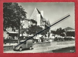 CPSM Grand Format - La Pacaudière - Loire) - La Grande Place  -( Citroën 2cv , Auto , Voiture Anciennes) - La Pacaudiere