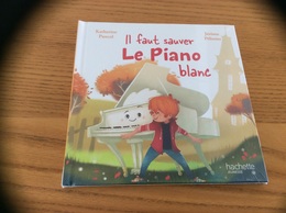 Livre Illustré "Il Faut Sauver Le Piano Blanc" (neuf Sous Blister) - Hachette
