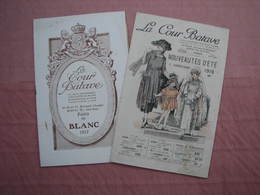 LA  COUR  BATAVE  2 Catalogues 1917 - 1919  Blanc - Nouveautés 1° Communion + Enveloppe D'envoi Avec Timbre - Otros & Sin Clasificación