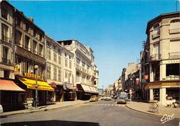 55-VERDUN- L'ANGLE DE LA PLACE MARECHAL FOCH ET LA RUE MAZEL - Verdun