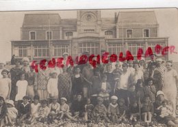 80 - CAYEUX SUR MER - CASINO - RARE CARTE PHOTO J. VAN ACKER -GROUPES DE LA PLAGE- POSES PARTICULIERES  - SOMME - Cayeux Sur Mer