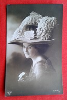 CPA Fantaisie - Femme - Mode Rétro/ Chapeau - Plume - Women
