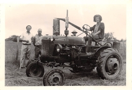 ¤¤  -   Cliché D'un Agricultrice Sur Un Tracteur " FARMALL CLUB "  -  Deux Agriculteurs   -  Voir Description    -  ¤¤ - Tractores