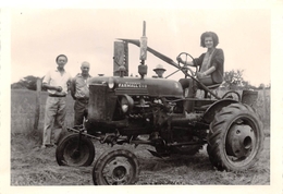 ¤¤  -   Cliché D'un Agricultrice Sur Un Tracteur " FARMALL CLUB "  -  Deux Agriculteurs   -  Voir Description    -  ¤¤ - Trattori