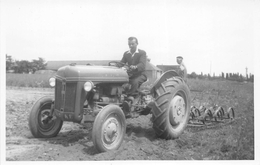 ¤¤  -   Cliché D'un Agriculteur Sur Un Tracteur Passant Une Herse   -  Voir Description    -  ¤¤ - Tracteurs