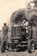 ¤¤  -   Cliché D'un Groupe D' Agriculteurs Sur Un Tracteur Ramassant Les Foins    -  Voir Description    -  ¤¤ - Traktoren