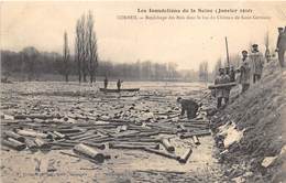 91-CORBEIL- INONDATIONS 1910, REPÊCHAGE DES BOIS DANS LE BAS DU CHATEAU DE ST-GERMAIN - Corbeil Essonnes