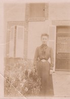 Photo 9 X 12  . Jeune Femme En Tenue 1900 .Au Dos : " Marthe RENVOYE . 20 Ans"  (Non Datée, Non Située) - Identifizierten Personen