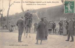 91-ETAMPES- LE RAID HIPPIQUE ORGANISE PAR LE MATIN MARS 1911 ARRIVEE D'UN CONCURRENT - Etampes