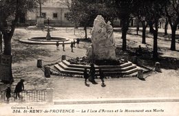 14455     ST  REMY DE PROVENCE LA PLACE D ARMES ET LE MONUMENT AUX MORTS - Saint-Remy-de-Provence