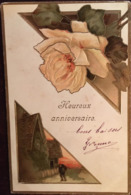 Cpa Gaufrée, Heureux Anniversaire, Fleur, Rose, Village Animé (facteur?), Dorée, écrite En 1907, Timbre - Anniversaire