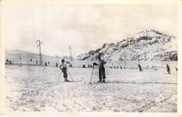 66 - COL De PUYMORENS : La Piste De Skis ( Skieurs En 1er Plan ) CPSM Photo Noir Blanc Format CPA - Pyrenées Orientales - Andere & Zonder Classificatie