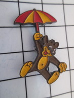 916a Pin's Pins / Beau Et Rare / THEME : BANDE DESSINEE BD / ARNAL PIF LE CHIEN AVEC UN PARAPLUIE - BD