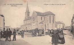 La Roche-Bernard          56      L'Eglise Et Le Place Jour De Marché       (Voir Scan) - La Roche-Bernard