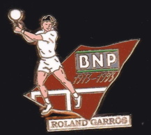 63942- Pin's -Banque BNP.Roland Garros.Tennis.édité Par Arthus Bertrand. - Tennis