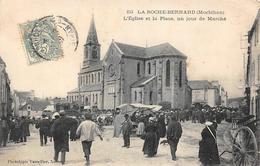 La Roche-Bernard          56      L'Eglise Et La Place Jour De Marché   2  (Voir Scan) - La Roche-Bernard
