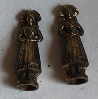 2 Anciennes Figurines Décoratives En Laiton Femmes Alsaciennes ALSACE - Personen