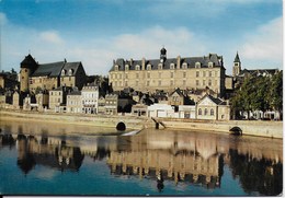 Laval - Le Château, Le Palais De Justice, La Cathédrale Et La Mayenne - Laval