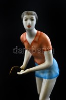 Hollóházi Asztaliteniszező (pingpongozó) Női Figurális Porcelán, Kézzel Festett, Jelzett, Gyári Máz Hibával, M: 20 Cm - Sonstige & Ohne Zuordnung