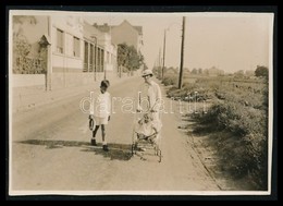 1935 Kinszki Imre (1901-1945) Budapesti Fotóművész Hagyatékából, A Szerző által Datált, Vintage Fotó (Családi Séta), 4x6 - Sonstige & Ohne Zuordnung