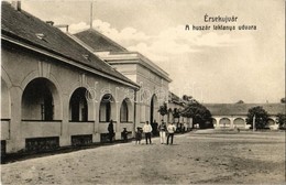 T2 Érsekújvár, Nové Zamky; Huszár Laktanya Udvara. W.L. Bp. 42. / Courtyard Of The Military Hussar Barrack - Ohne Zuordnung