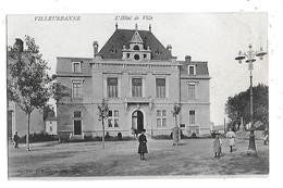 69  -  CPA  De  VILLEURBANNE  -  Habitants  Devant  L ' Hôtel  De  Ville  ( Animée ) - Villeurbanne