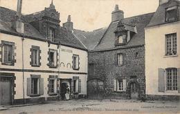 Sarzeau         56         Maison Construite En 1622.  Boulangerie        (Voir Scan) - Sarzeau