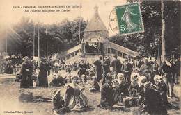 Sainte Anne D'Auray        56      Les Pèlerins Mangeant Sur L'herbe   6912    (Voir Scan) - Sainte Anne D'Auray