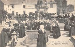 Sainte Anne D'Auray        56      Les Pèlerins A La Fontaine Sacrée . Les Ablutions   2153 ?  (Voir Scan) - Sainte Anne D'Auray