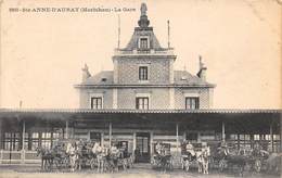 Sainte Anne D'Auray        56     Extérieur De La Gare  Et Calèches    (Voir Scan) - Sainte Anne D'Auray