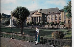 Sarreguemines - Jeune Lorraine Devant Le Palais De Justice - Sarreguemines