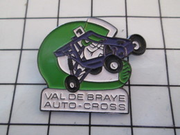 916c Pin's Pins / Beau Et Rare / THEME : SPORTS / AUTOMOBILE AUTO-CROSS VAL DE BRAYE CASQUE INTEGRAL - Autorennen - F1