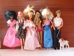 Un Lot De 6 Poupées Barbie Avec Une Garde Robes - - Barbie