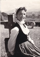 64. ARCANUES . GROUPE  " BI- HARRI ". SOURIRE D'UNE DANSEUSE BASQUE . VUE PRISE DU CIMETIÈRE. ANNÉES  50 . - Saint Palais